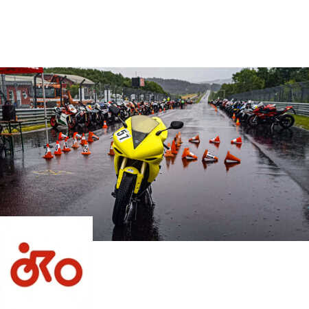 Yamaha R1 : le trajet jusqu'au Nürburgring sous le déluge est flippant !