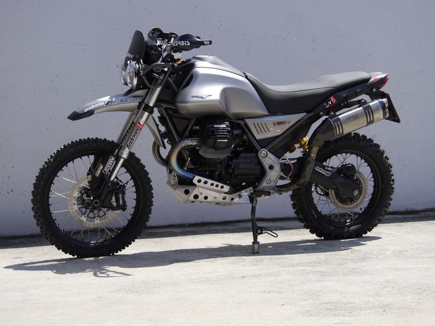 Moto Guzzi V85 TT: avec la touche de Guareschi, il fait ses débuts au MotoRally Ritratto di GPone