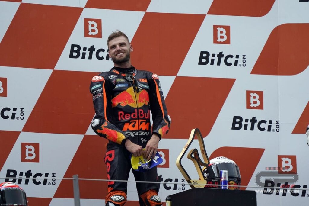 MotoGP, Brad Binder : “Le dernier tour ? Je n’ai pas couru, j’ai survécu” Ritratto di Matteo Aglio