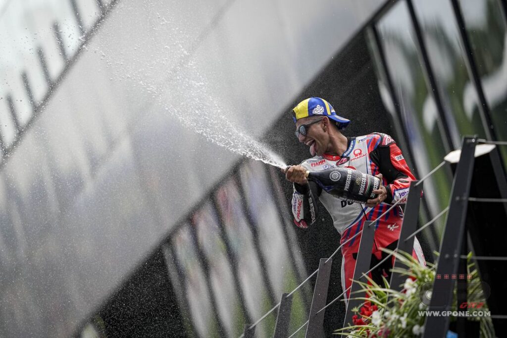 MotoGP, Martin : “Comme un jeu de Mario Kart quand on vous lance des bananes” Ritratto di Matteo Aglio