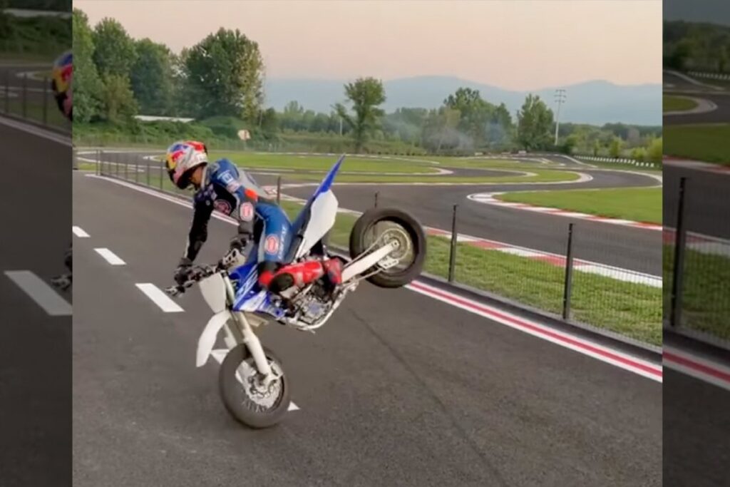 Yamaha YZ450F: avec Toprak Razgatlioglu, une seule roue suffit – VIDEO Yamaha YZ450F: avec Toprak Razgatlioglu, une seule roue suffit - VIDEO