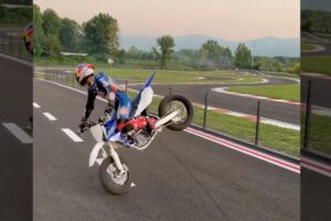 Yamaha YZ450F: avec Toprak Razgatlioglu, une seule roue suffit - VIDEO