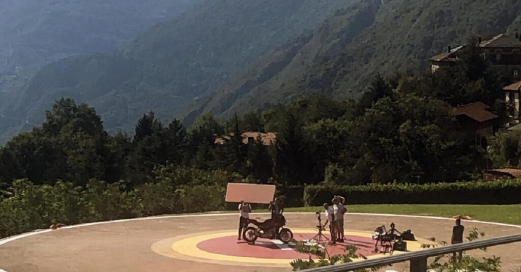 Moto Guzzi V100 : photos espions du crossover 120 CV Ritratto di GPone