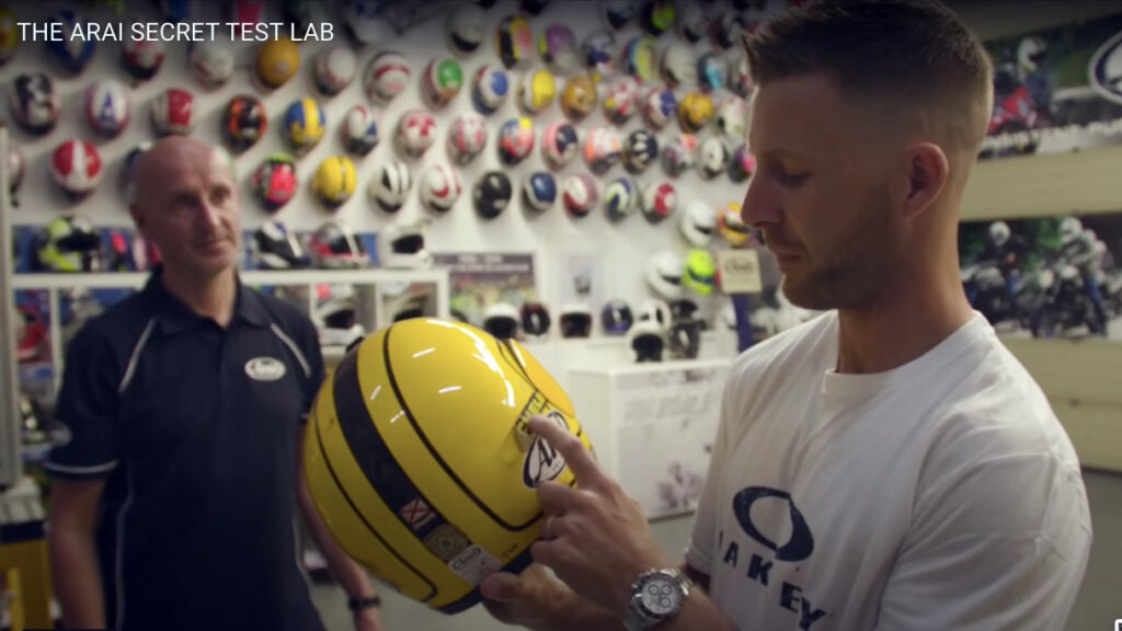 SBK, Jonathan Rea et l’Arai de Joey Dunlop : visite du siège SBK, Jonathan Rea et l'Arai de Joey Dunlop : visite du siège