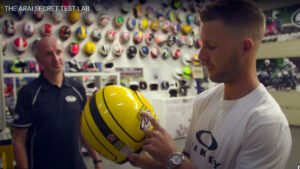 SBK, Jonathan Rea et l'Arai de Joey Dunlop : visite du siège