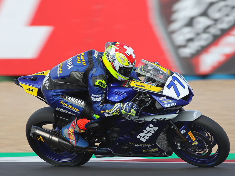 SBK, SSP600, Aegerter domina et Magny-Cours. Odendaal limita i danni Ritratto di GPone