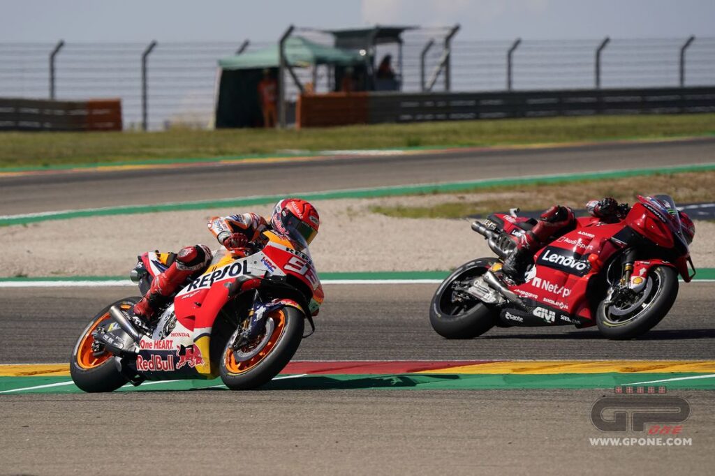 MotoGP, TOUTES LES PHOTOS – Dépassement décisif de Bagnaia sur Marquez à Aragon Ritratto di GPone