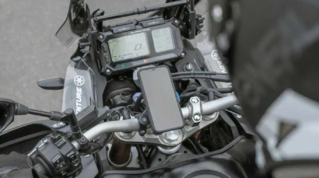 Est-ce que tu as un iphone? C’est pourquoi vous ne devriez pas le monter sur la moto Ritratto di Alessandro Da Rin Betta