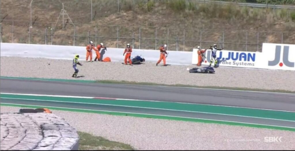 SBK, Peur à Barcelone : Un commissaire percuté par une moto finit à l’hôpital ! Ritratto di GPone