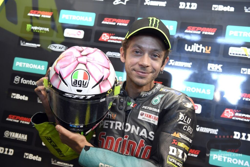MotoGP, PHOTOS ET VIDEO – Nœud rose pour Valentino : voici le casque Misano Ritratto di GPone