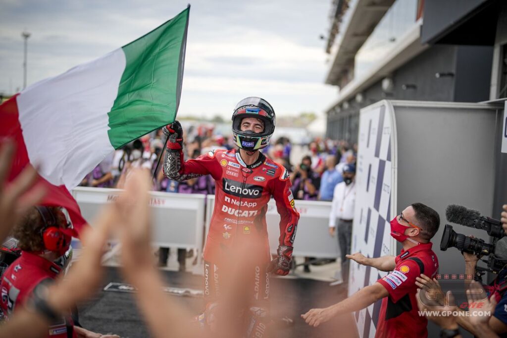 MotoGP, Bagnaia : “C’était plus dur de gagner contre Quartararto que contre Marquez” Ritratto di Matteo Aglio