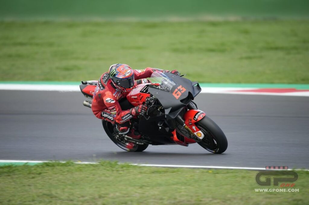 MotoGP, Bagnaia : “C’est dur de récupérer 48 points à Quartararo, ça ne dépendra pas que de moi” Ritratto di Matteo Aglio