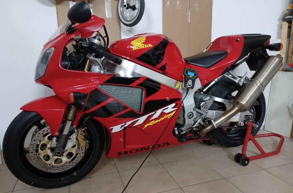 Entreposage hivernal des motos : les meilleurs mainteneurs et coupe-batteries Ritratto di GPone