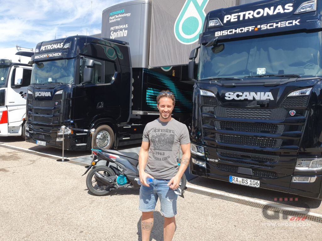 MotoGP, PHOTOS ET VIDÉO – Andrea Dovizioso invité spécial de Petronas à Aragon Ritratto di Matteo Aglio
