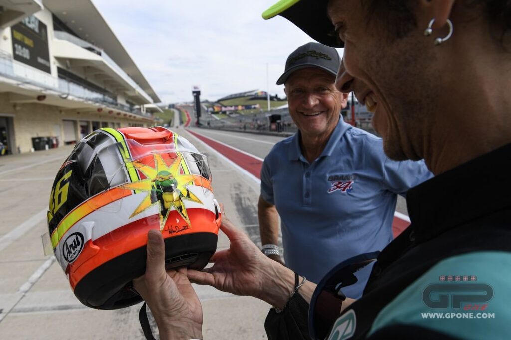 MotoGP, Schwantz et Rossi réunis dans un casque : le cadeau spécial de Kevin Ritratto di GPone