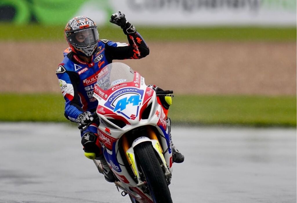 SBK, Crazy BSB à Donington : Gino Rea répète sous la pluie, Mackenzie KO Ritratto di Andrea Periccioli