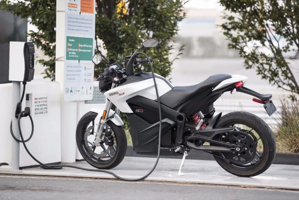 Royaume-Uni : La crise du carburant ouvre-t-elle les portes des motos électriques ? Ritratto di GPone