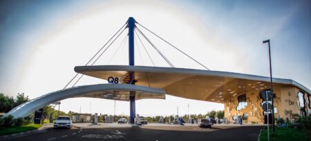 La station-service du futur, dotée d'une recharge électrique ultrarapide