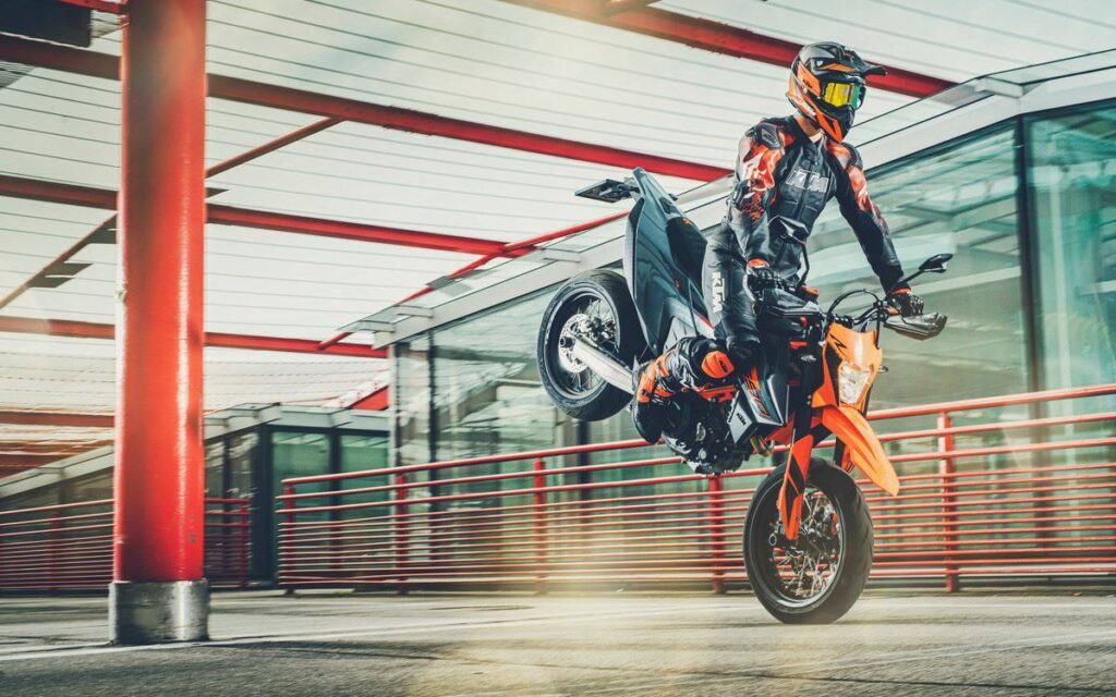 KTM et Husqvarna : un arrêt arrive pour les modèles avec le LC4 690 Ritratto di Matteo Pozzi