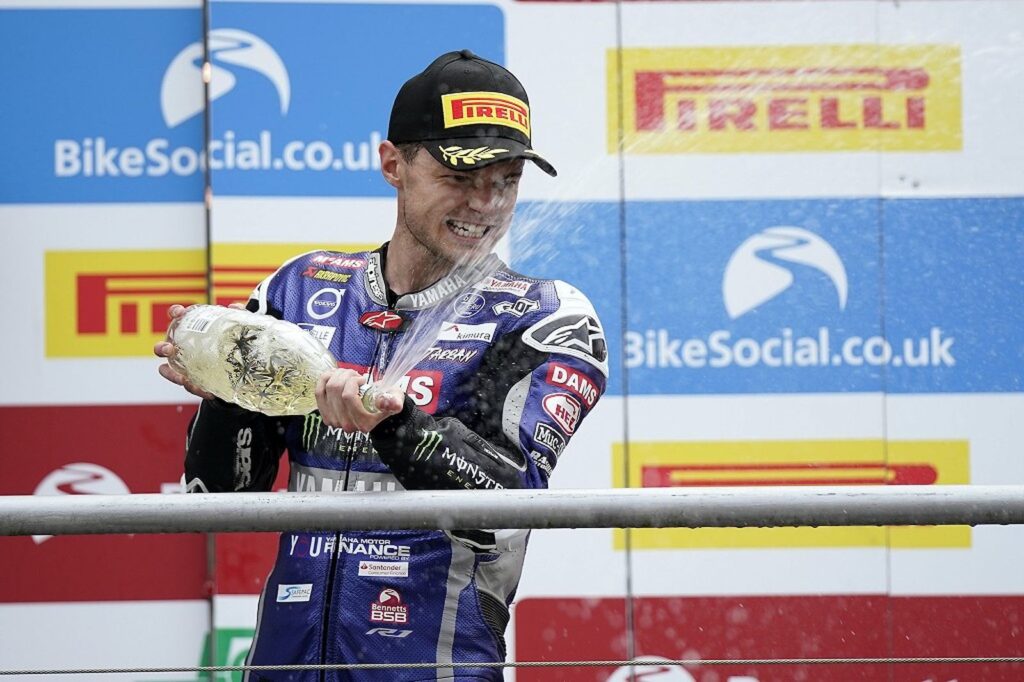 SBK, BSB : Mackenzie place Bridewell dans la course 1 et s’étire dans la finale de Brands Hatch Ritratto di Andrea Periccioli