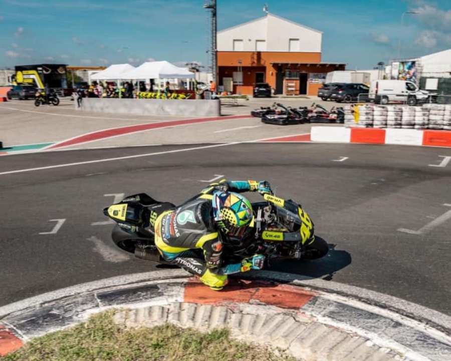 MotoGP, Misano l’attend : Valentino Rossi fait chauffer ses moteurs en piste ! Ritratto di Riccardo Gugliemetti