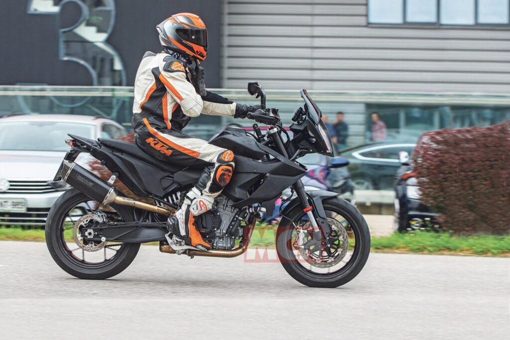 KTM 890 SMT 2022 : photos espion de la nouvelle sportive autrichienne GT Ritratto di Fabio Caliendo