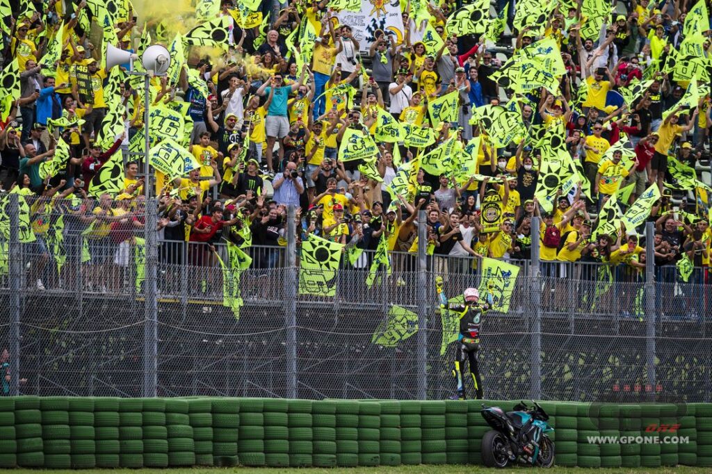 MotoGP, Fratesi : “Le fan club de Rossi ne s’arrêtera pas et quel plaisir ses gags” Ritratto di Matteo Aglio