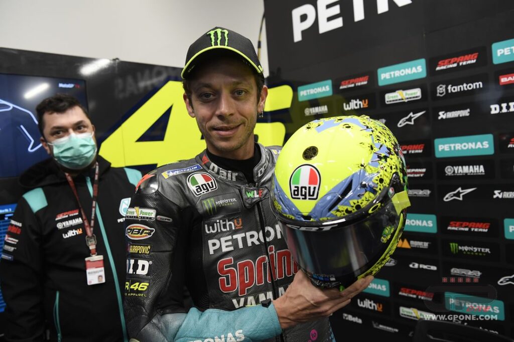 MotoGP, Rossi rend hommage à ses fans : un coeur jaune et sa tribune sur le casque Ritratto di Matteo Aglio