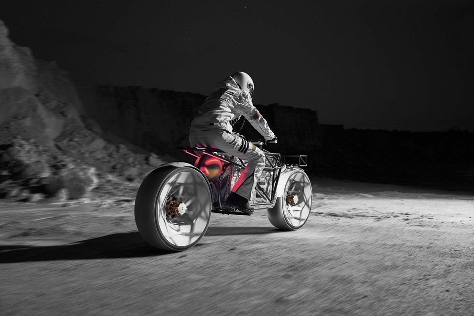 Conduire une moto vers la lune ? Voici l’idée de Cake and Hookie Co. Ritratto di Fabio Caliendo