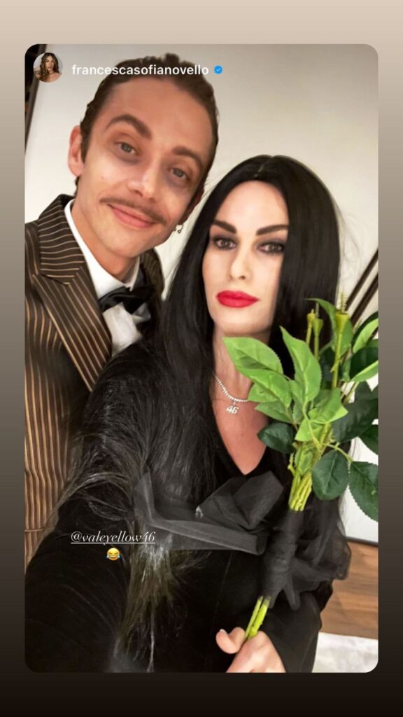 MotoGP, Valentino Rossi et Francesca Novello deviennent Gomez et Morticia pour Halloween Ritratto di GPone