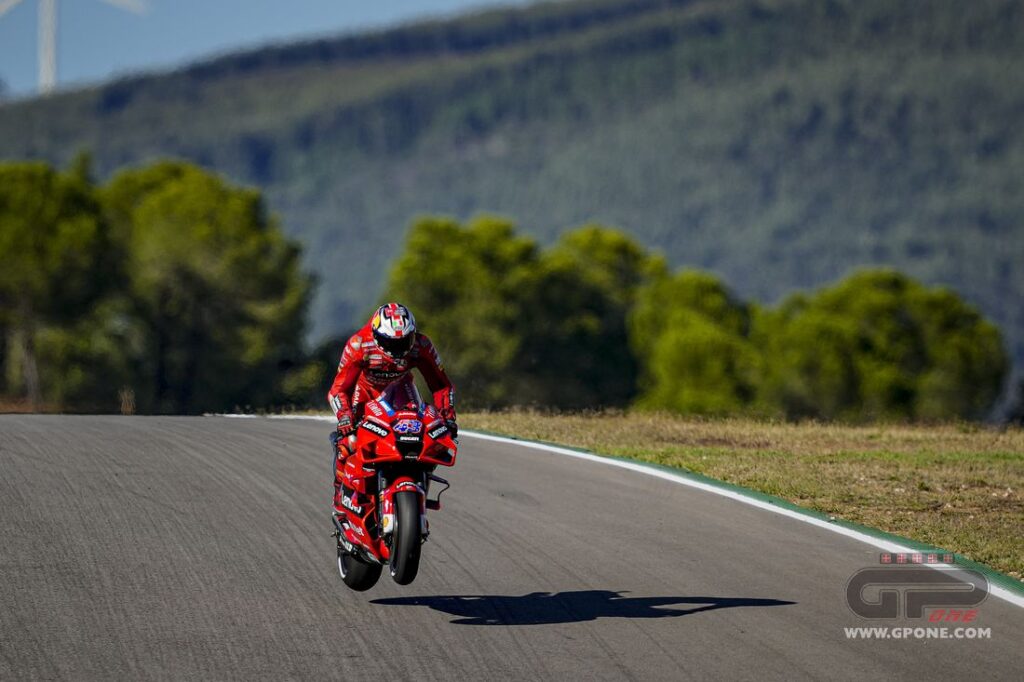 MotoGP, PHOTO – Jack Miller prend son envol : sauts à Portimao avec la Ducati Ritratto di GPone