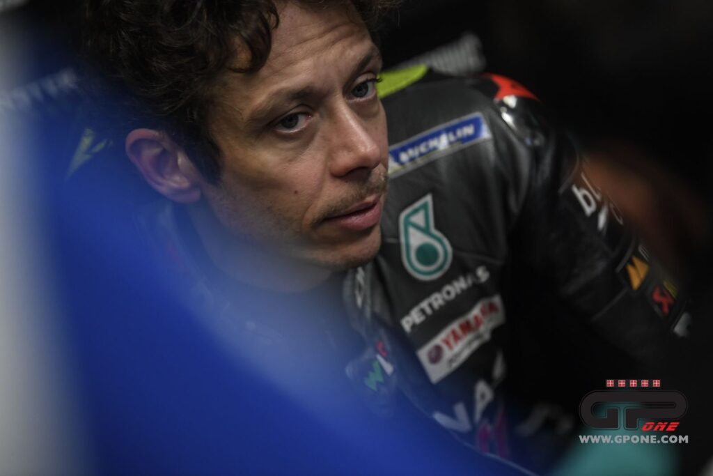 MotoGP, Rossi : “J’espérais aller plus vite, mais je suis calme et un peu triste” Ritratto di Paolo Scalera