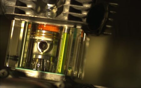 Le cylindre transparent révèle la magie et comment tourne un moteur