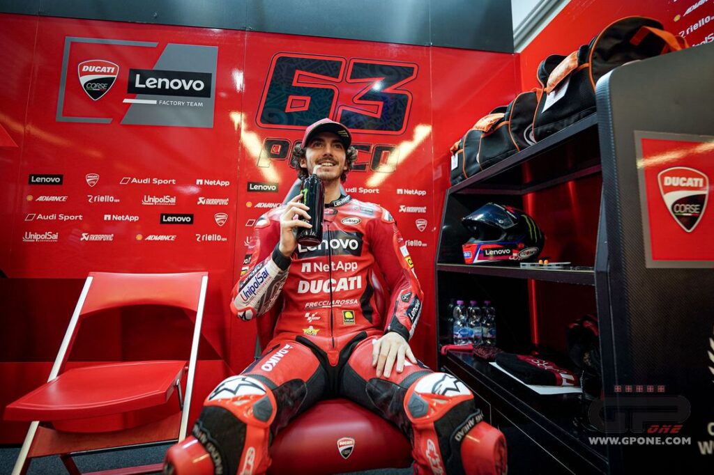 MotoGP, Bagnaia : « J’ai fait d’immenses pas en avant, ils me seront utiles en 2022 » Ritratto di Matteo Aglio
