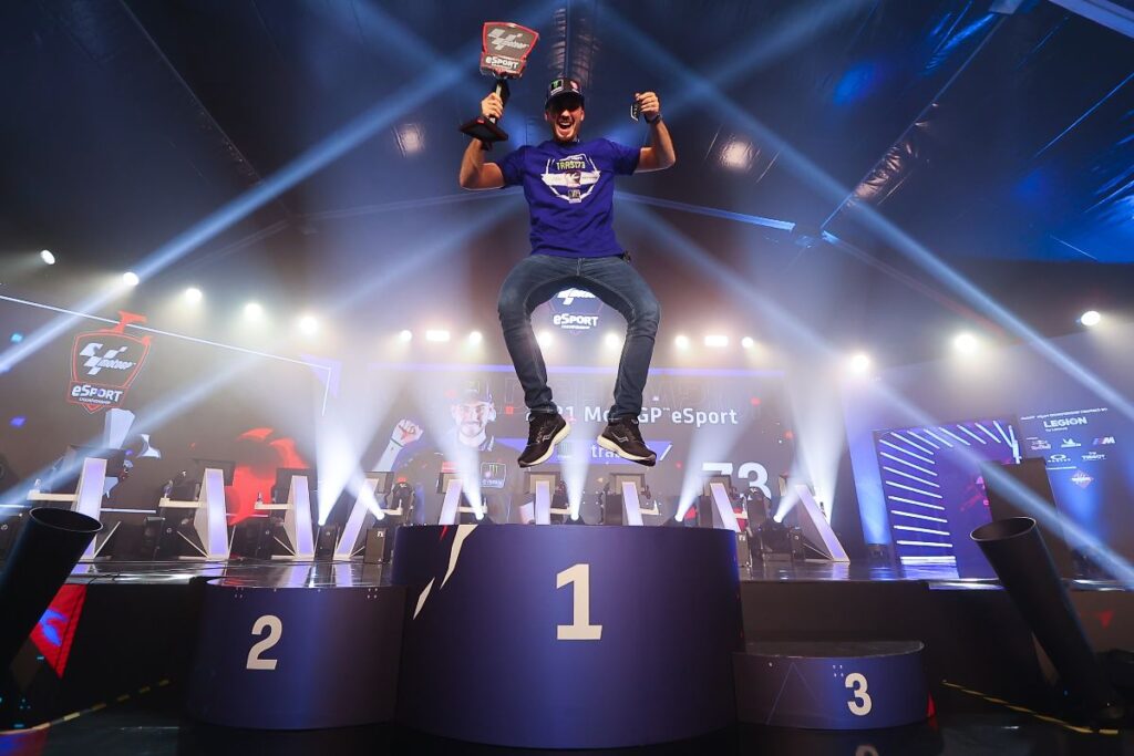 Trast73 garde son calme et remporte la troisième couronne MotoGP eSport ! Ritratto di GPone