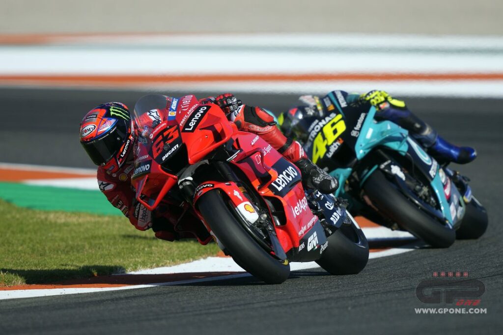 MotoGP, Bagnaia : “La piste vers Valentino ? C’est le moins que je puisse faire pour lui” Ritratto di GPone