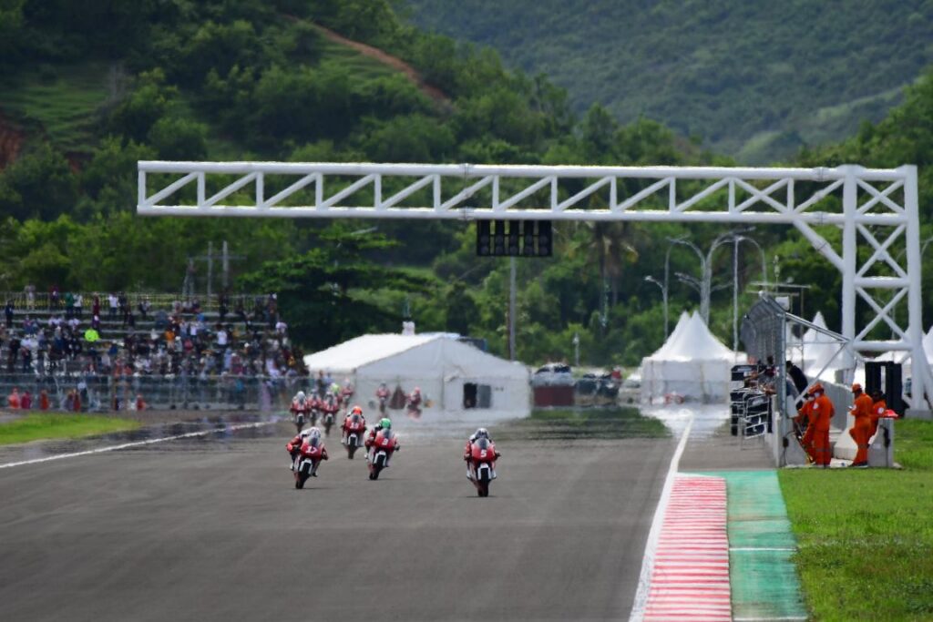 SBK, Asia Talent Cup et Erick Thohir inaugurent la piste de Mandalika Ritratto di Riccardo Gugliemetti
