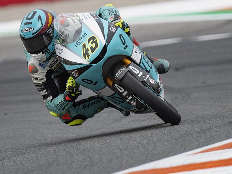 Moto3, Artigas s’impose à Valence, des étincelles entre Acosta et Foggia dans le dernier tour Ritratto di GPone