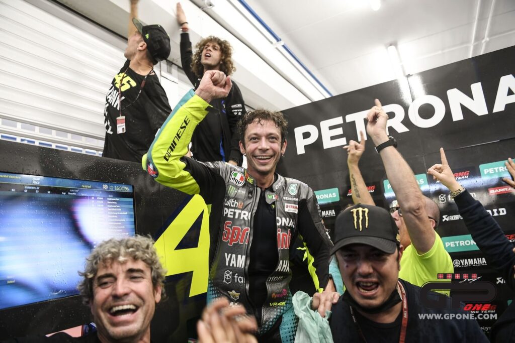 MotoGP, #GrazieVale, le monde des réseaux sociaux rend hommage à Valentino Rossi Ritratto di GPone