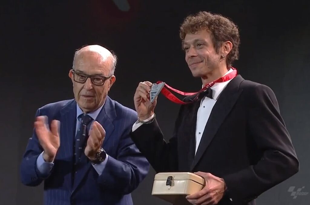 Valence : Valentino Rossi proclamé Légende MotoGP Ritratto di Riccardo Gugliemetti