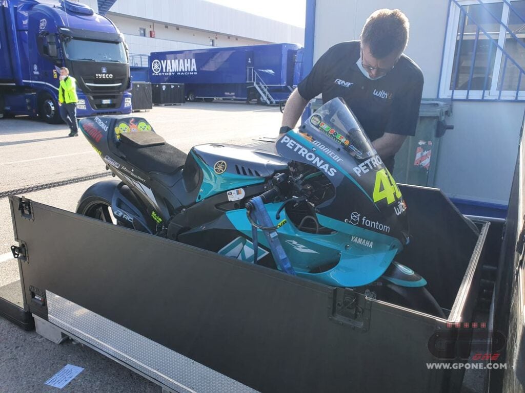 MotoGP, LA PHOTO – Le dernier voyage de la Yamaha de Valentino Rossi Ritratto di GPone