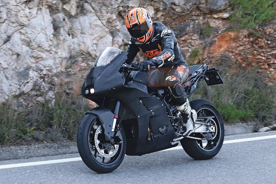 KTM RC990 : la nouvelle super sportive prise sur la route – PHOTO Ritratto di GPone