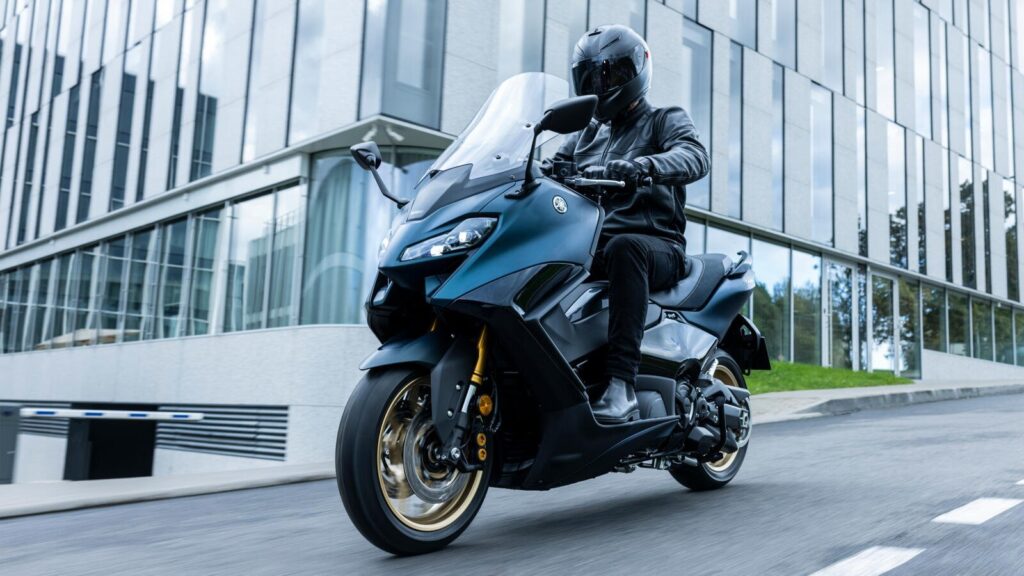 Yamaha TMAX, plus sportif et technologique que jamais, mais aussi le plus cher Ritratto di Matteo Pozzi