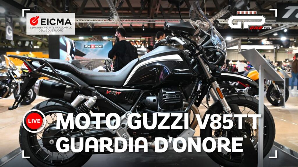 Eicma 2021 : Garde d'honneur Moto Guzzi V85 TT, un hommage aux Corazzieri