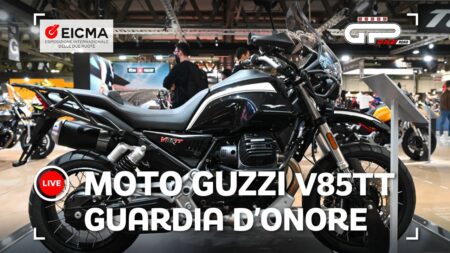 Eicma 2021 : Garde d'honneur Moto Guzzi V85 TT, un hommage aux Corazzieri