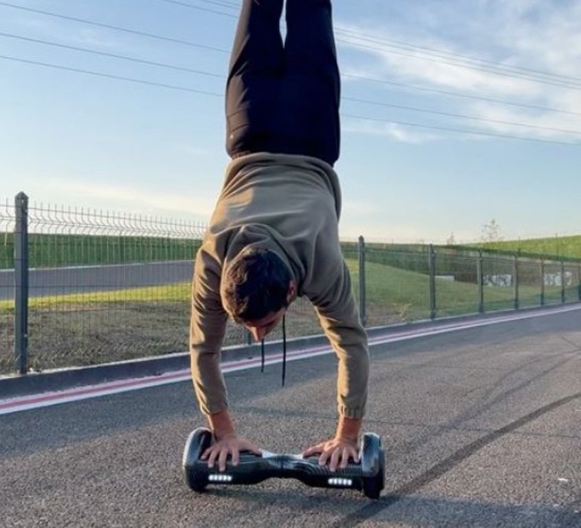 SBK, Torpak Razgatlioglu préfère les mains pour s’amuser avec Hoverboad Ritratto di GPone