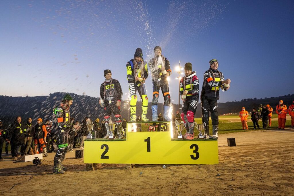 Le 100Km est une entreprise familiale : Luca Marini et Valentino Rossi gagnent Ritratto di GPone