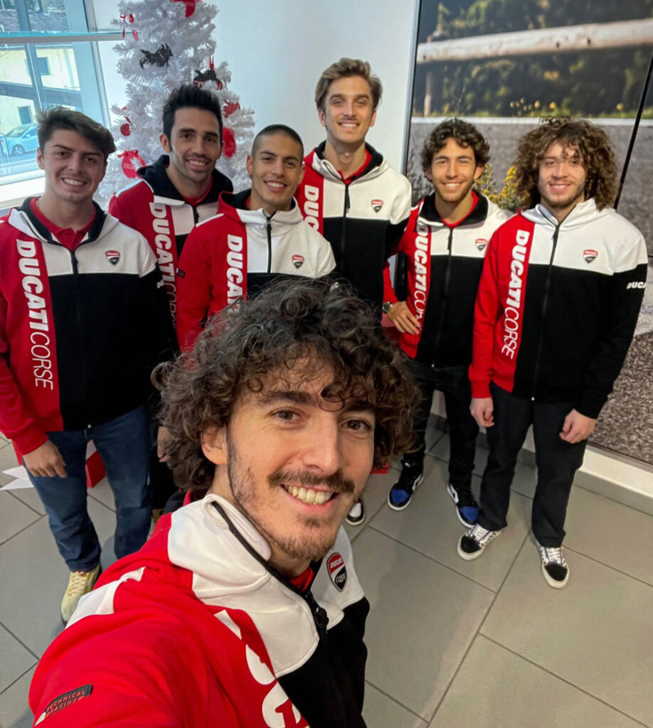 MotoGP, les étoiles de Noël chez Ducati : Bagnaia & C. en visite à Borgo Panigale Ritratto di GPone