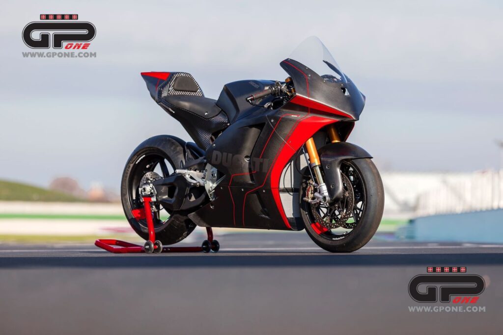 PHOTO – L’ère électrique de Ducati commence : voici la MotoE de Borgo Panigale Ritratto di GPone
