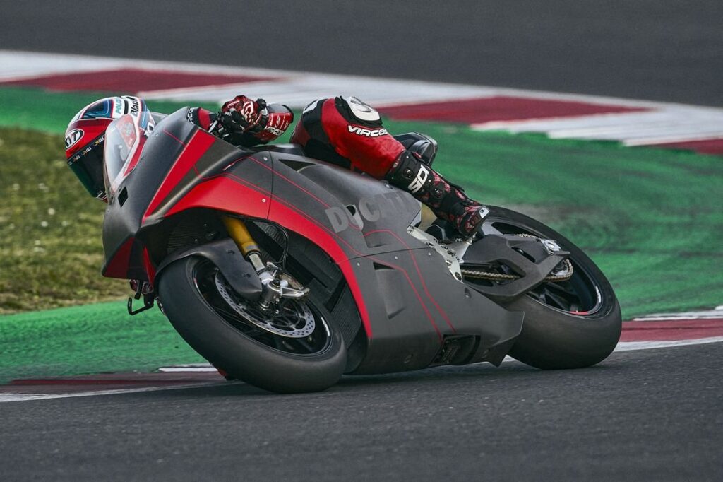 La Ducati MotoE en action. Pirro : « Il se souvient du MotoGP à certains égards » Ritratto di GPone